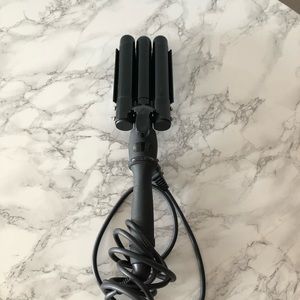 Triple barrel curling iron